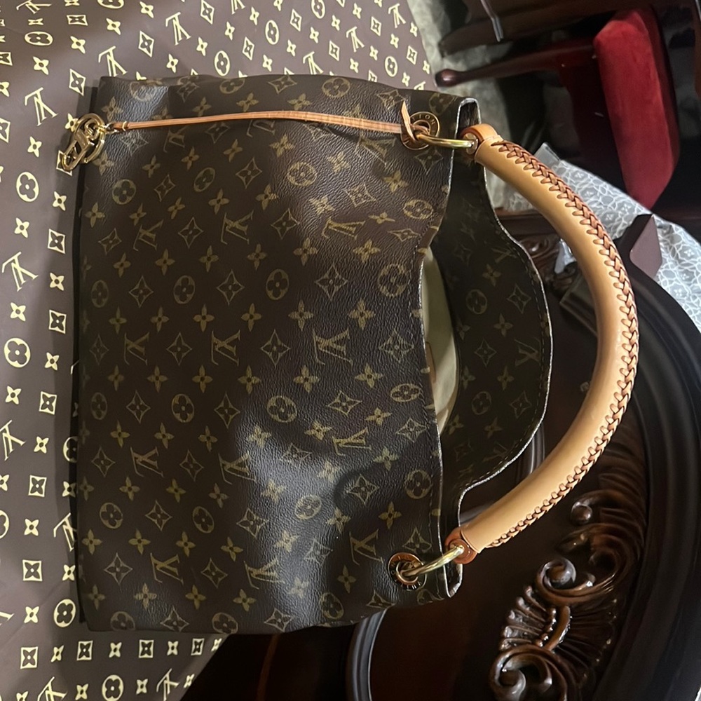 LOUIS VUITTON Monogram Artsy MM.